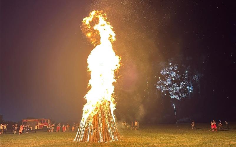 Sonnenwende mit loderndem Feuer und pyrotechnischem Spektakel