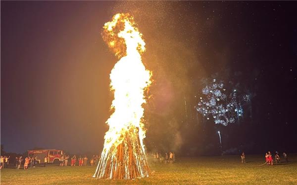 Sonnenwende mit loderndem Feuer und pyrotechnischem Spektakel
