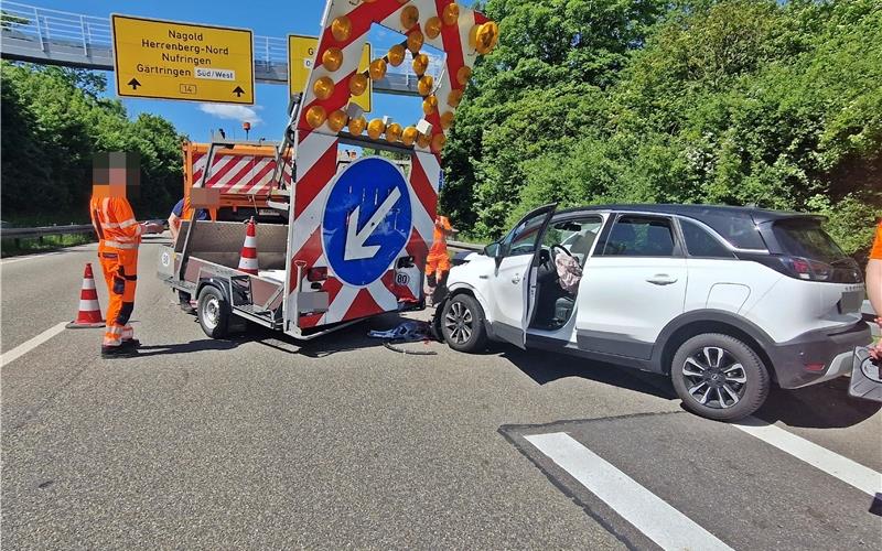 Unfall bei Gärtringen: Mit Absperrwand auf A81 kollidiert