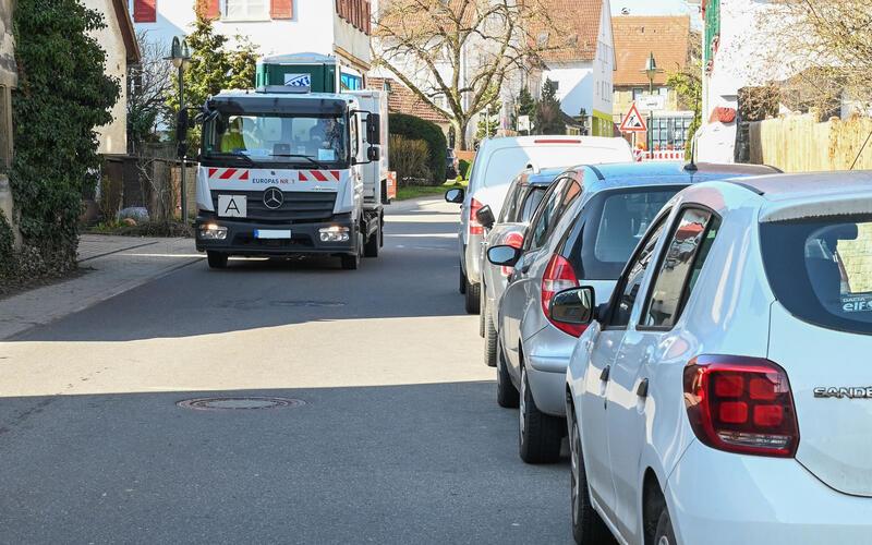 Sowohl mit den parkenden Autos als auch mit dem Lkw-Verkehr haben die Kuppinger in der Jettinger Straße ihre Probleme. GB-Foto (Archiv): Vecsey