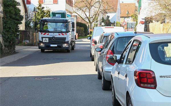 Sowohl mit den parkenden Autos als auch mit dem Lkw-Verkehr haben die Kuppinger in der Jettinger Straße ihre Probleme. GB-Foto (Archiv): Vecsey