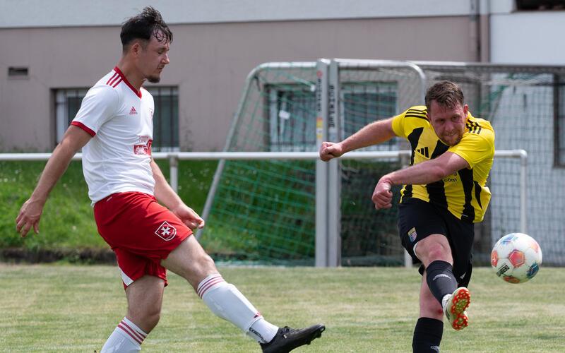 Spätestens mit dem 4:1-Treffer von Jonas Schwaiger (rechts) war der Kayher Heimsieg gegen den starken FCU eingetütet.GB-Foto: Vecsey