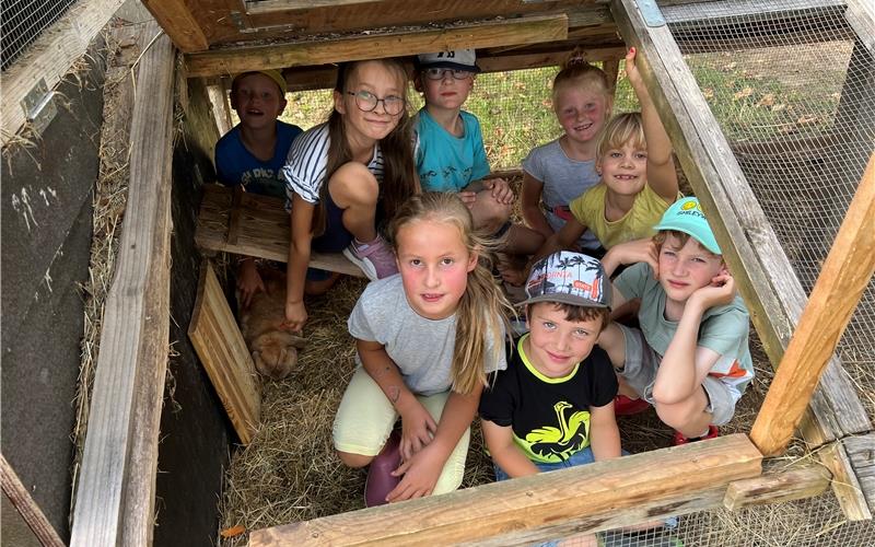 Spaß im Hasenstall hatten die Teilnehmer auf dem Bauernhof der Familie Haag. GB-Foto: Priestersbach