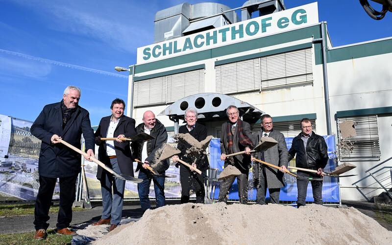 Spatenstich am Schlachthof Gärtringen mit (von links) Josef Kuon, Thomas Riesch, Josef Hecht, Wolf Eisenmann, Roland Bernhard, Peter Hauk und Daniel Burgmayer. GB-Foto: Holom
