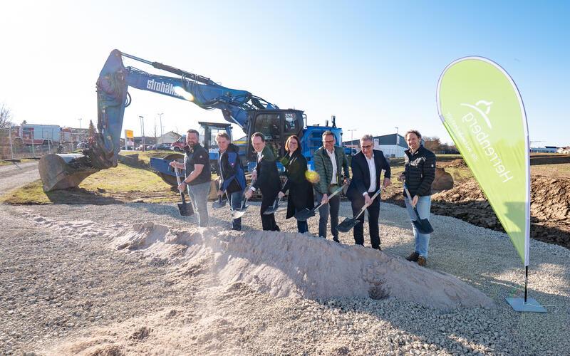 Spatenstich auf Affstätter Gemarkung mit Blick auf das Gewerbegebiet in Kuppingen (von links): Bauunternehmer Michael Strohäker, Planungsingenieur Jürgen Wörn, Oberbürgermeister Nico Reith, Baubürgermeisterin Susanne Schreiber, die Ortsvorsteher Markus Funk (Affstätt) und Markus Speer (Kuppingen), sowie Marcus Philipp (Vermessungsbüro Hartenberger und Philipp). GB-Foto: Vecsey