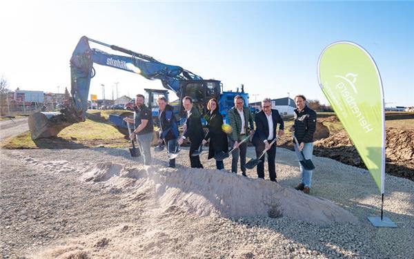 Spatenstich auf Affstätter Gemarkung mit Blick auf das Gewerbegebiet in Kuppingen (von links): Bauunternehmer Michael Strohäker, Planungsingenieur Jürgen Wörn, Oberbürgermeister Nico Reith, Baubürgermeisterin Susanne Schreiber, die Ortsvorsteher Markus Funk (Affstätt) und Markus Speer (Kuppingen), sowie Marcus Philipp (Vermessungsbüro Hartenberger und Philipp). GB-Foto: Vecsey