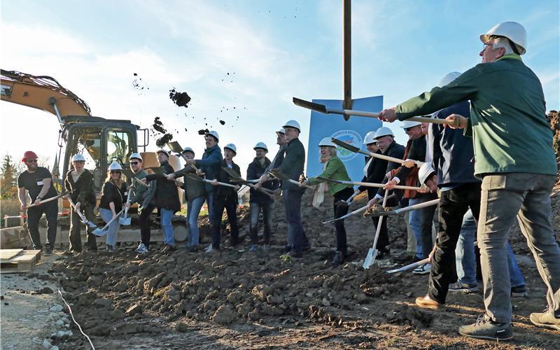 Spatenstich im „Schlossblick“: Der Anteil der verkauften Wohnungen liegt derzeit bei rund 40 Prozent. GB-Foto: Gokeler