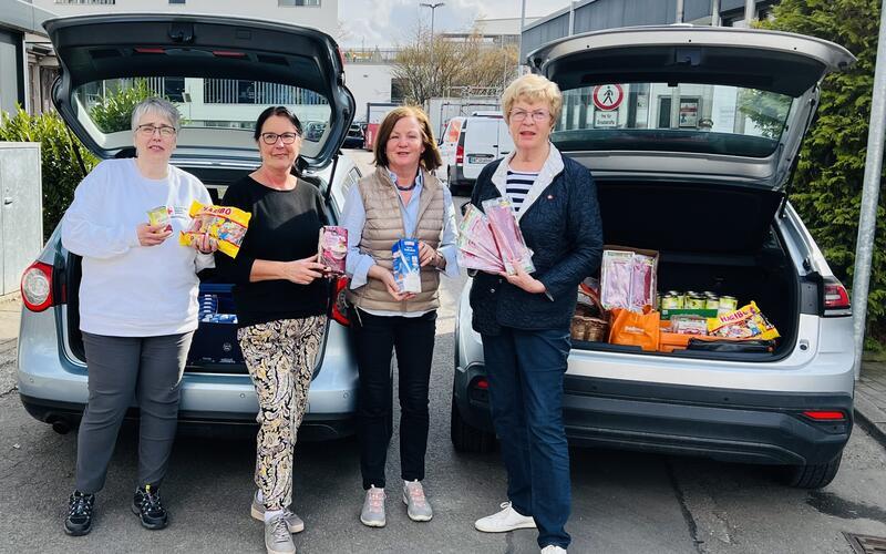 Spende für den Tafelladen (von links): Angela Braun (DRK), Carmen Koebe (Leiterin des Tafelladens), Anna Maria Oltzscher und Ingeborg Wirtky (IWC). GB-Foto
