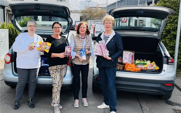 Spende für den Tafelladen (von links): Angela Braun (DRK), Carmen Koebe (Leiterin des Tafelladens), Anna Maria Oltzscher und Ingeborg Wirtky (IWC). GB-Foto