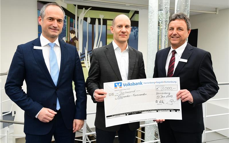 Spender begleiten auf dem Weg zur Vesperkirche Spende für die „Gäubote“-Weihnachtsaktion (von links): Regionaldirektor Jürgen Gote, Pfarrer Thilo Dömland und Regionaldirektor Werner RilkaGB-Foto: Holom