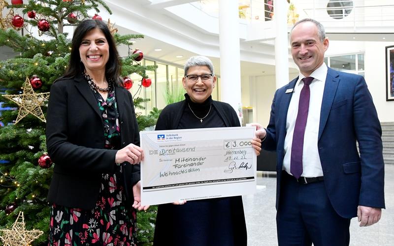 Eng mit den Menschen vor Ort verbunden Spendenübergabe für die „Gäubote“-Weihnachtsaktion in der Volksbank in Herrenberg (von links): Sonja Schmollinger, Pfarrerin Friederike Schmalfuß und Jürgen Gote.GB-Foto: Holom