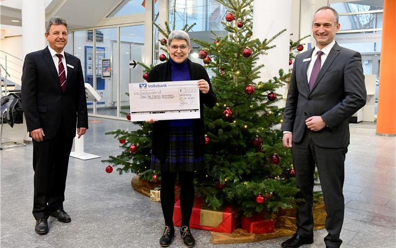 Spendenübergabe im Herrenberger Volksbankhaus (von links): Die Regionaldirektoren Werner Rilka (links) und Jürgen Gote überreichen Pfarrerin Friederike Schmalfuß den symbolischen ScheckGB-Foto: Holom