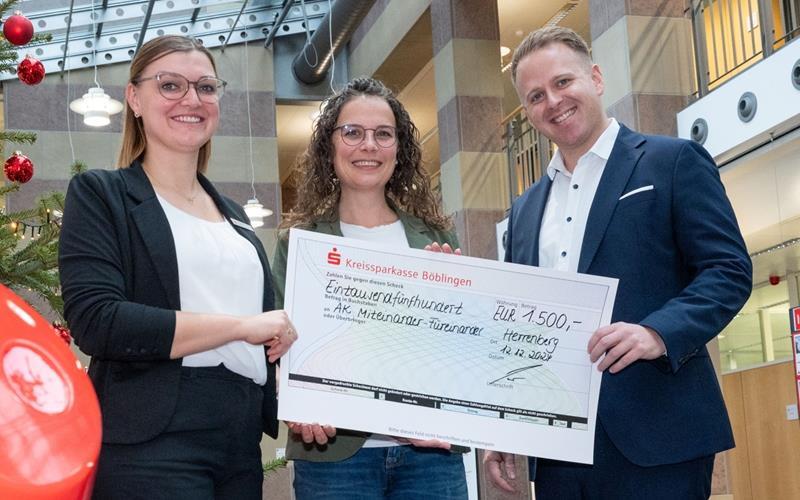 Spendenbereitschaft ist unfassbar groß Spendenübergabe in der Kreissparkasse Herrenberg (von links): Alexandra Stäbler, Carolin Schlanderer und Alexander Kanz.GB-Foto: Vecsey