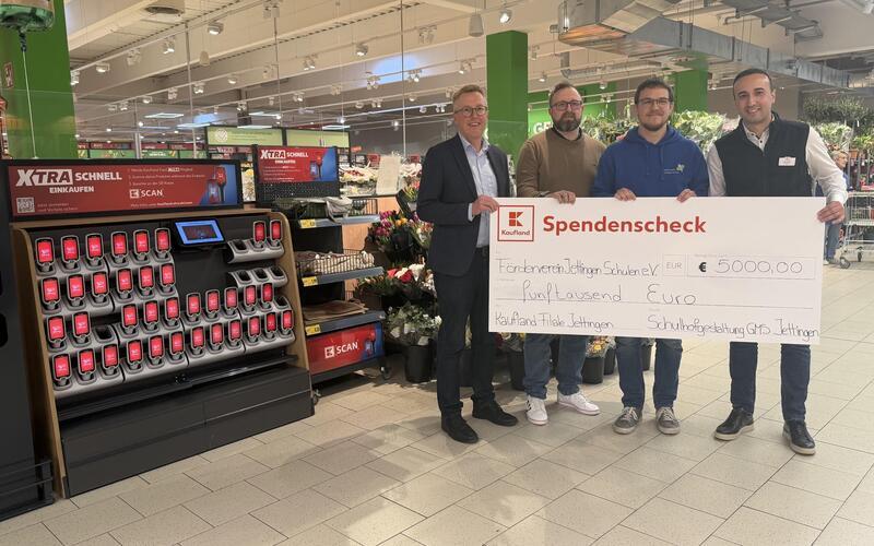 Spendenübergabe in der Oberjettinger Kaufland-Filiale.GB-Foto: gb
