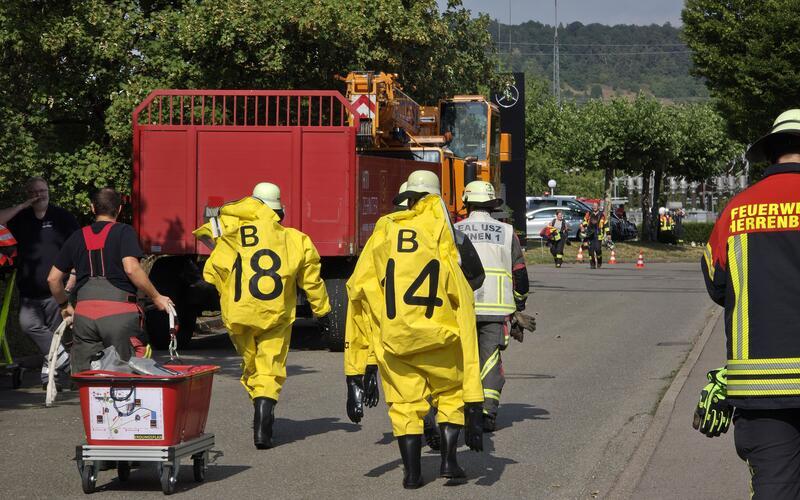 Spezialkräfte der Feuerwehr waren mit Chemiekalienschutz-Anzügen ausgestattet. GB-Foto: SDMG