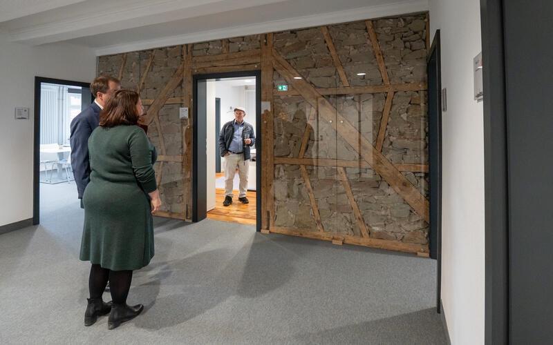 Speziell im zweiten Obergeschoss bietet an manchen Stellen das alte Fachwerk hinter Glasscheiben historische Einblicke. GB-Foto: Vecsey