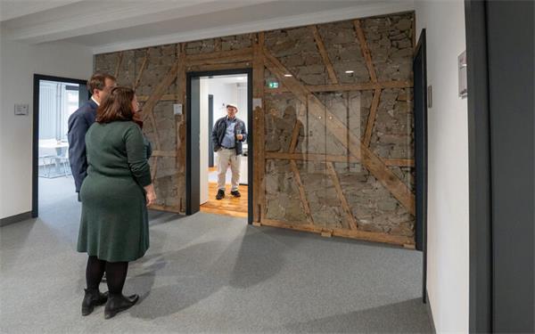 Speziell im zweiten Obergeschoss bietet an manchen Stellen das alte Fachwerk hinter Glasscheiben historische Einblicke. GB-Foto: Vecsey