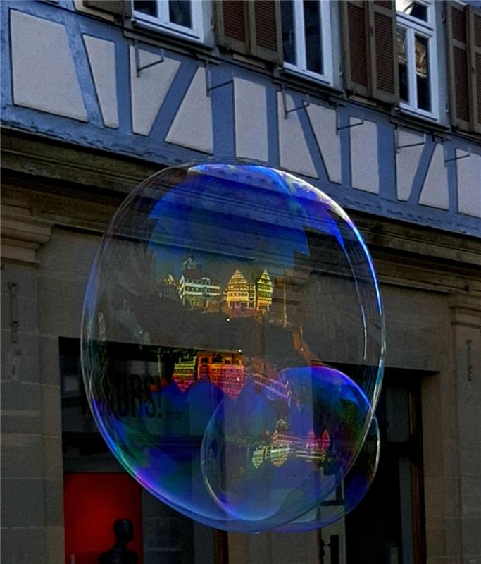Spiegelung der Herrenberger Marktplatz Skyline in einer Seifenblase. Von Ilka He...