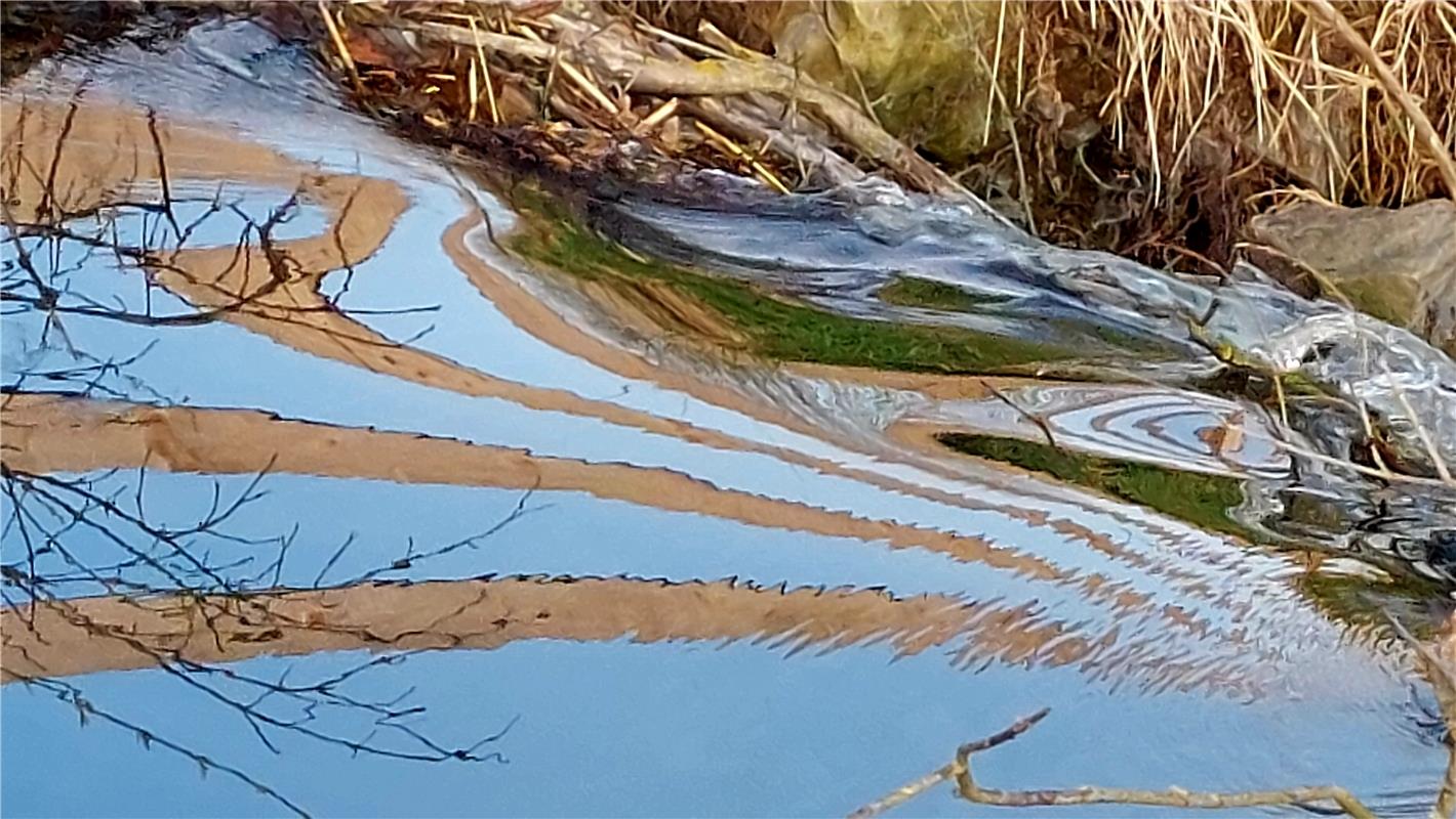 Spiegelungen des Wassers und des Zauns am Spätnachmittag an der Ammer in Gültste...