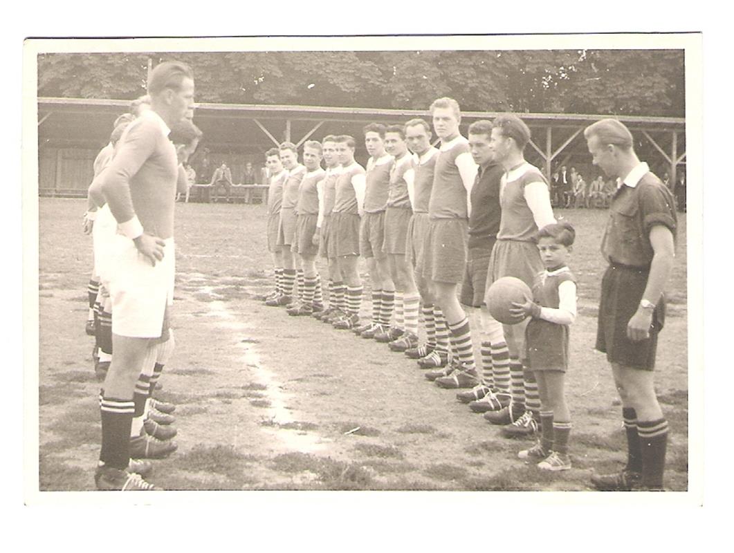 Spiel Mitte der 50er Jahre auf dem Alten Sportplatz beim Freibad, der Rasen ist ...