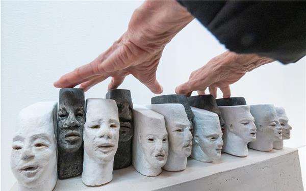 Spiel auf der Klaviatur der Emotionen (gesehen in Herrenberg, ein Werk der Künstlerin Marion Welsch)GB-Foto: Vecsey