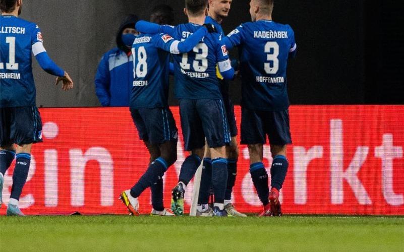 Spieler von Hoffenheim feiern den Siegtreffer von Stefan Posch (2.v.r.) gegen Köln. Foto: Rolf Vennenbernd/dpa