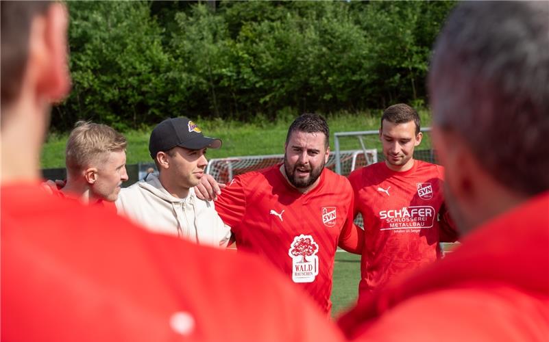 Spielertrainer Dustin Kappus (Mitte) scharte seine Mannschaft nach dem Sieg um sich. GB-Foto: Vecsey