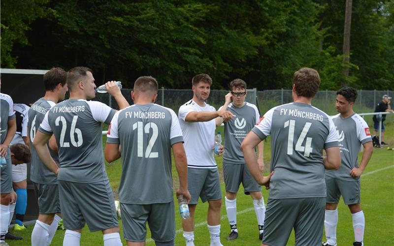 Spielertrainer Matthias Mang schwört seine Mönchberger Jungs ein – Foto: Edip Zvizdic