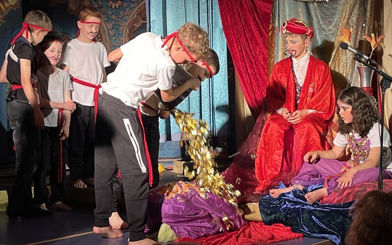 Spielfreude und Farbenpracht wohnten der Aufführung in der Gültsteiner Grundschule inne. GB-Foto: gb
