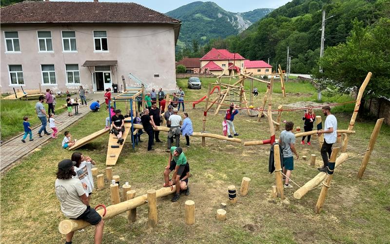 Spielplatzbau in Rumänien: Hochmotivierte und arbeitswillige Pfadfinder.