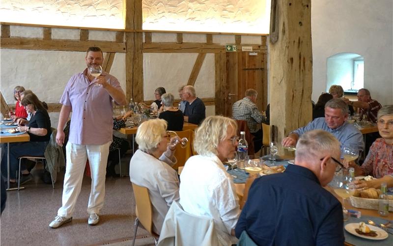 Spirituosen-Experte Thorsten Jung erklärte beim Genuss-Kolleg in der Zehntscheuer die Besonderheiten des Gins. GB-Foto: Straub