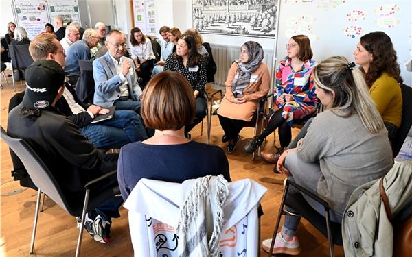 Sprechen und sich zuhören – das war am Samstag im Ratssaal des Rathauses gefragt. GB-Foto: Holom