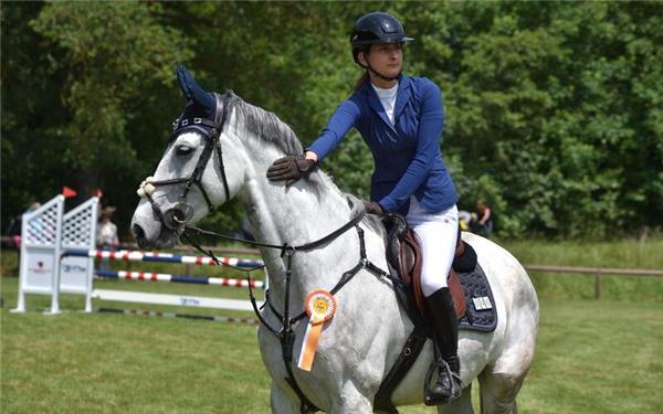 Springreiterin Isabel Schmidt (RFV Herrenberg) schlüpft daheim als RFV-Sportwartin für drei Tage in die Rolle der Turnierleiterin. GB-Foto: Häusler