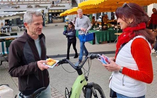 Spülschwämme als Gesprächsöffner: Rachel Roob aus dem Vorstand der Frauenliste informiert über Equal Pay Day und Equal Care Day. GB-Foto