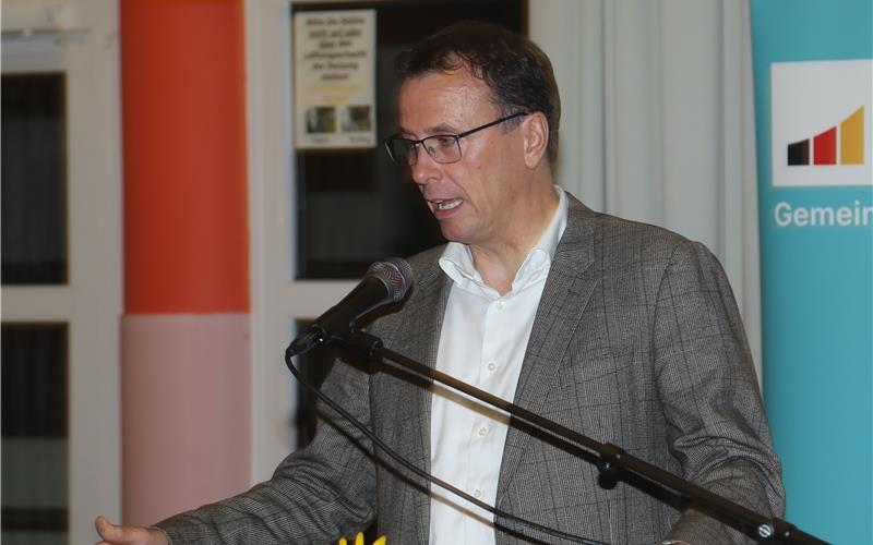 Staatssekretär Volker Schebesta spricht in Jettingen über die aktuellen Herausforderungen in der Bildungspolitik. GB-Foto: Uwe Priestersbach