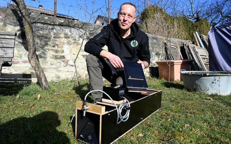 Stadtjäger Florian Katz zeigt, wie seine Marder-Lebendfalle funktioniert.GB-Foto: Holom