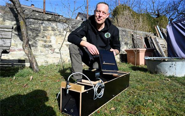 Stadtjäger Florian Katz zeigt, wie seine Marder-Lebendfalle funktioniert. GB-Foto: Holom