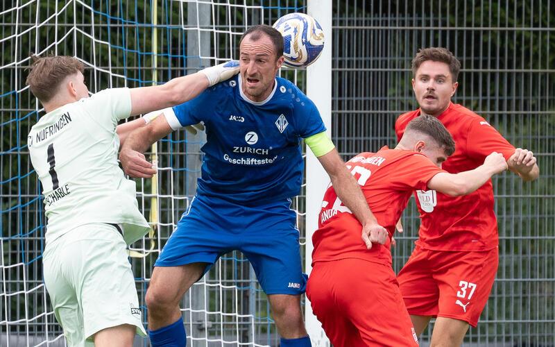 Ständiger Unruheherd: In dieser Szene klärt SVN-Keeper Lukas Schäble gegen den unermüdlichen Fabian Seeger. GB-Foto: Vecsey