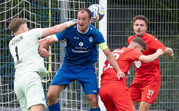Ständiger Unruheherd: In dieser Szene klärt SVN-Keeper Lukas Schäble gegen den unermüdlichen Fabian Seeger. GB-Foto: Vecsey