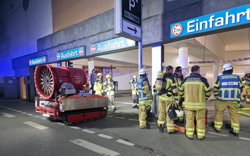 Starke Rauchentwicklung ließ die Feuerwehr warten, bis sie zu dem brennenden Auto vordringen konnte. GB-Foto: SDMG/Dettenmeyer