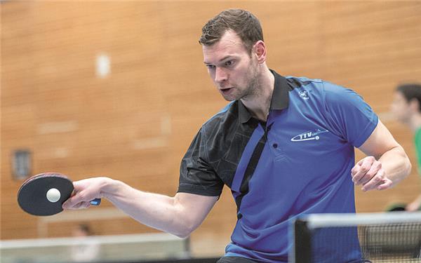 Starker Auftritt: Michael Kocheisen gewinnt in fünf Sätzen das Spitzeneinzel gegen Herrenbergs Alexander Frank. GB-Foto: Vecsey