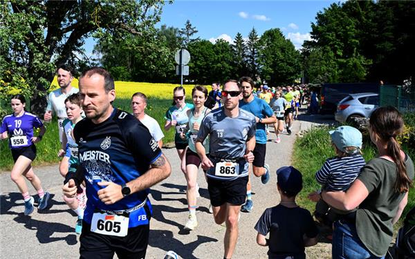Start am Radstadion: Die Läufermassen machen sich auf den Weg in die Natur rund um Gäufelden. GB-Foto: Holom