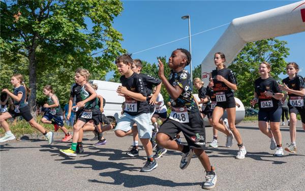 Start der Schüler B, Gruppe 2: Die Viert- und Fünftklässler legen sich auf der 400 Meter langen Laufstrecke ins Zeug. GB-Foto: Vecsey