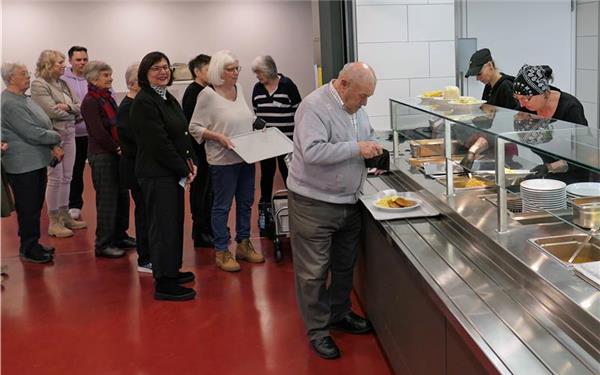 Start des Mittagstischs: Zum Auftakt kamen knapp 40 Personen.GB-Foto: Gokeler