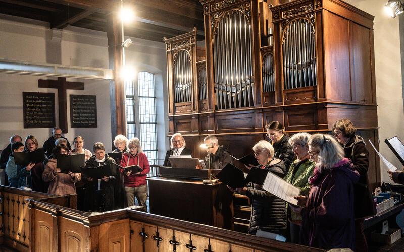 Statt Psalmenweg im Freien: Der Oberjesinger Kirchenchor weicht in die Bricchiuskirche aus.GB-Foto: Schmidt