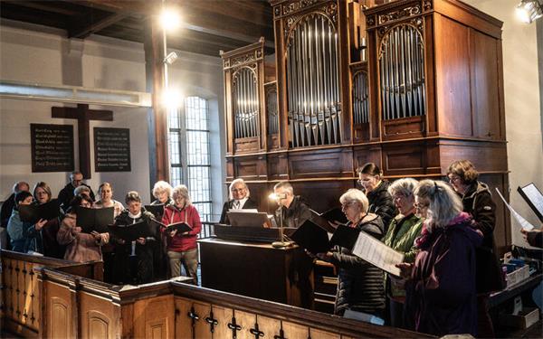 Statt Psalmenweg im Freien: Der Oberjesinger Kirchenchor weicht in die Bricchiuskirche aus.GB-Foto: Schmidt
