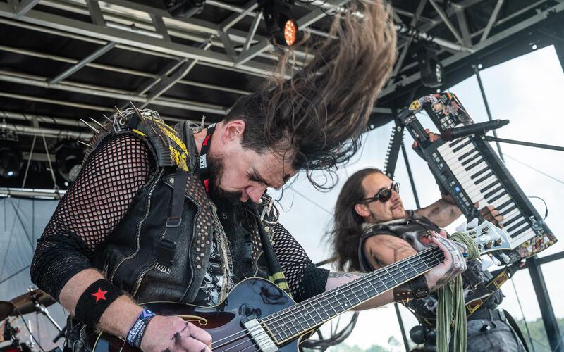 Statt auf Größe setzt das „Road to Rockinʼ Memories“ auf Nähe, Gemeinschaft und handgemachte Rockmusik. Hier rockt C.L. Anger die Bühne. GB-Foto: Schmidt