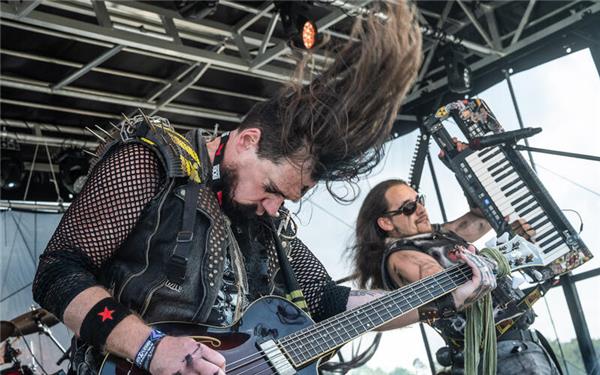 Statt auf Größe setzt das „Road to Rockinʼ Memories“ auf Nähe, Gemeinschaft und handgemachte Rockmusik. Hier rockt C.L. Anger die Bühne. GB-Foto: Schmidt