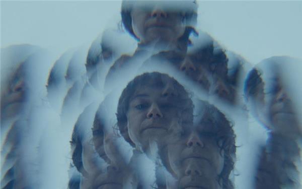 Statt einem Romantikwochenende wartet in „Keeper“ surrealer Spuk auf die Figuren. GB-Foto: DCM/NEON