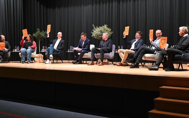 Statt langer Ausführungen reichte bei einigen Fragen ein simples Senken oder Heben des Daumens (von links): Thomas Walz (Linke), Farina Semler (SPD), Peter Seimer (Grüne), die Moderatoren Benjamin Finis und Bernd Dürr, Albrecht Stickel (CDU), Hans Dieter Scheerer (FDP) und Andreas Auer (AfD). GB-Foto: Holom